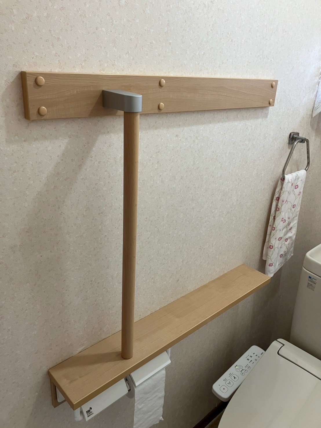 手すりを設置して立ち座りがラクなトイレに|上尾市